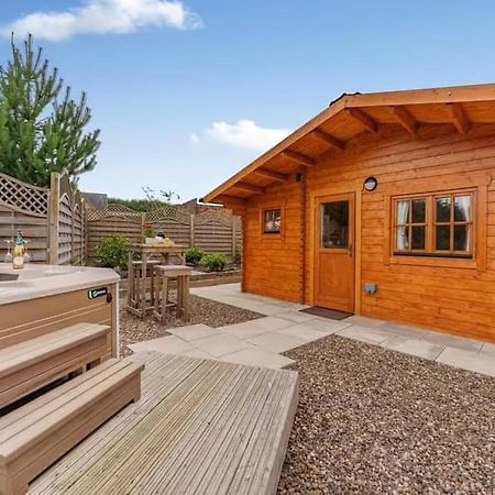 Lochinvar - Clydesdale Log Cabin With Hot Tub Airdrie Buitenkant foto