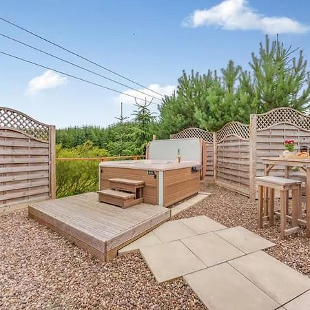 Lochinvar - Clydesdale Log Cabin With Hot Tub Airdrie Buitenkant foto
