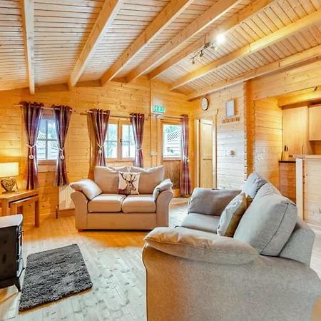 Lochinvar - Clydesdale Log Cabin With Hot Tub Airdrie Buitenkant foto