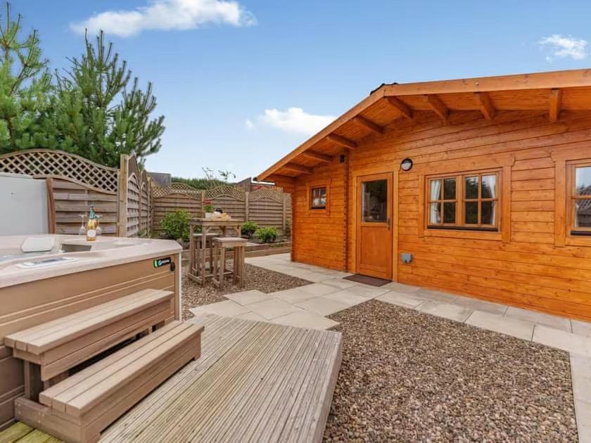 Lochinvar - Clydesdale Log Cabin With Hot Tub Airdrie Buitenkant foto