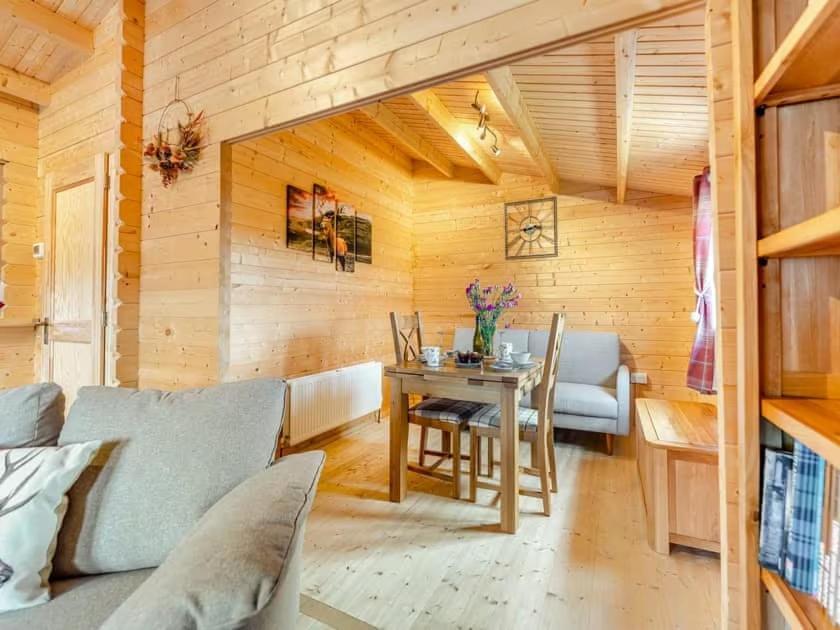 Lochinvar - Clydesdale Log Cabin With Hot Tub Airdrie Buitenkant foto