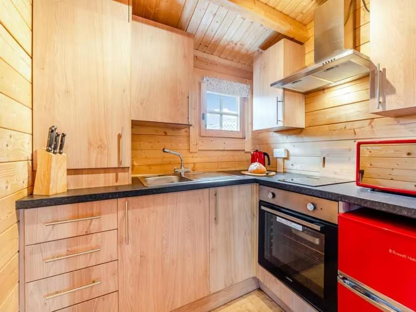 Lochinvar - Clydesdale Log Cabin With Hot Tub Airdrie Buitenkant foto