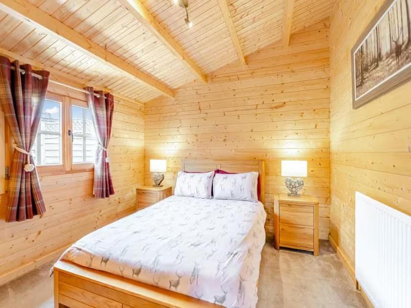 Lochinvar - Clydesdale Log Cabin With Hot Tub Airdrie Buitenkant foto