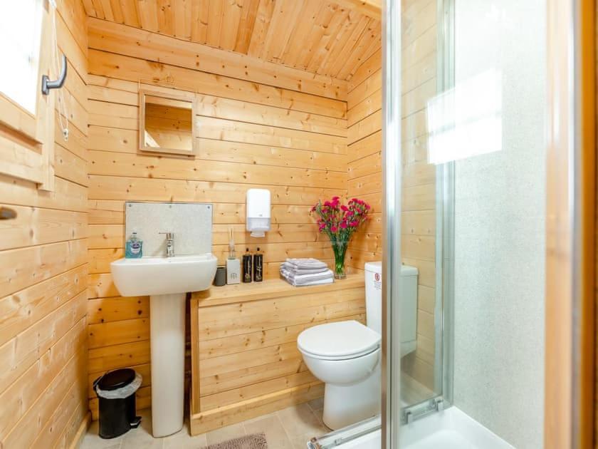 Lochinvar - Clydesdale Log Cabin With Hot Tub Airdrie Buitenkant foto