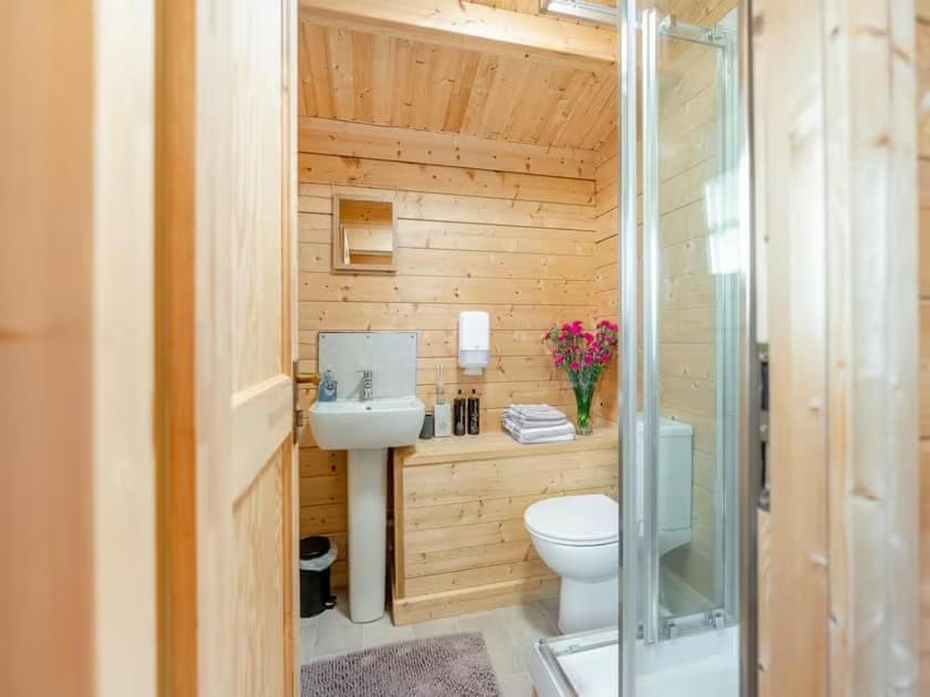Lochinvar - Clydesdale Log Cabin With Hot Tub Airdrie Buitenkant foto